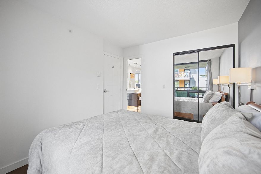 208 1003 Burnaby Street