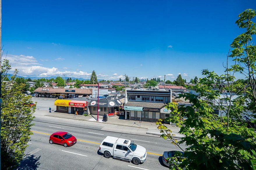 PH6 6991 Victoria Drive