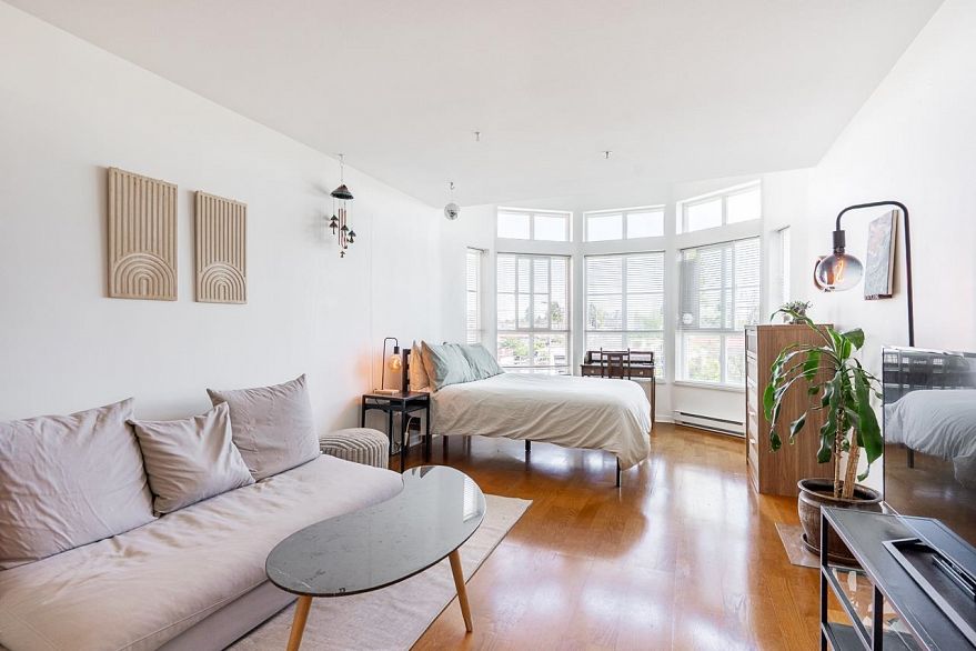 PH6 6991 Victoria Drive