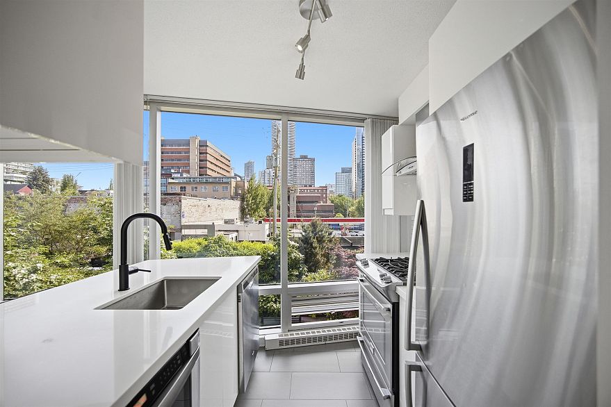 208 1003 Burnaby Street