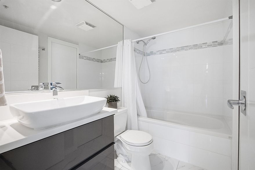 208 1003 Burnaby Street