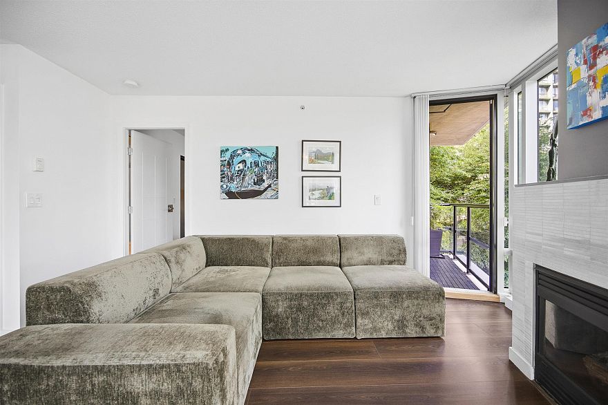 208 1003 Burnaby Street