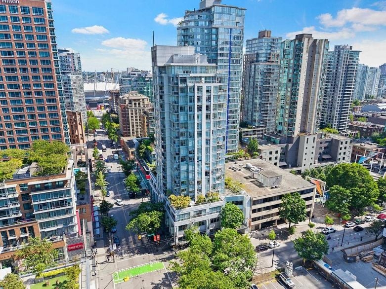 607 480 Robson Street