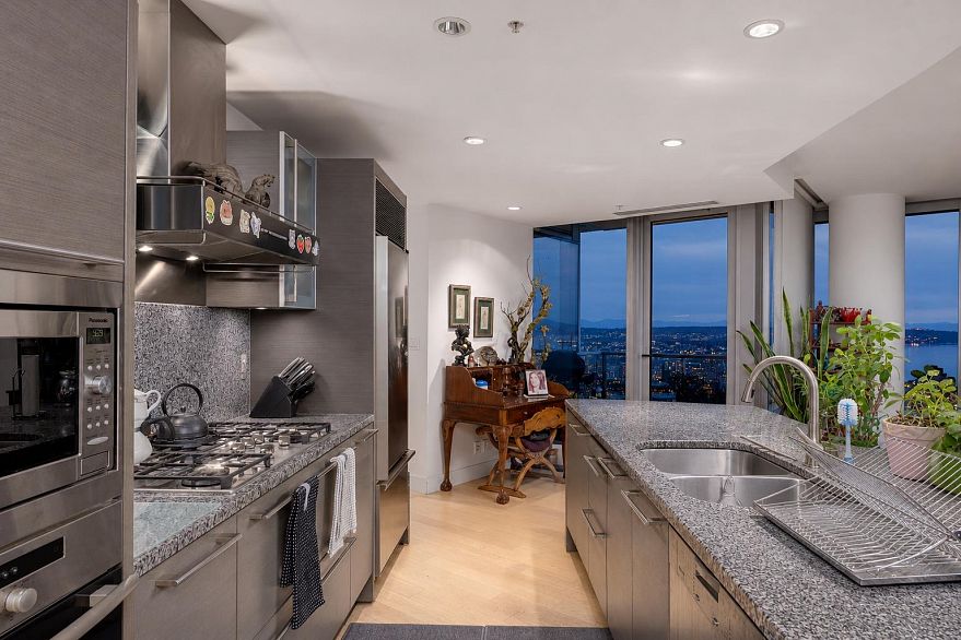 3807 1111 Alberni Street