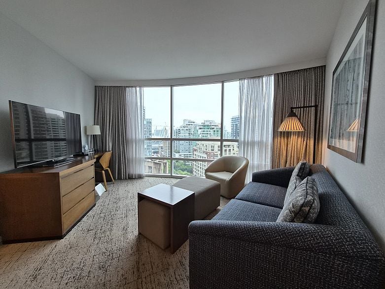 1800 433 Robson Street
