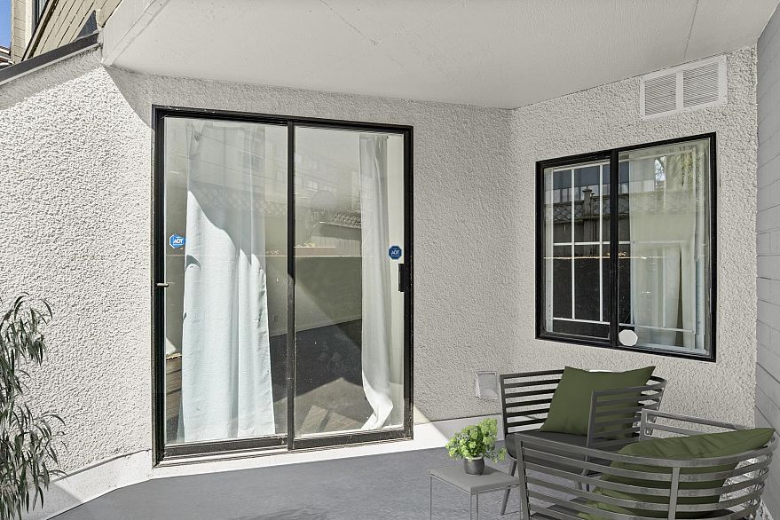 207 1270 Robson Street