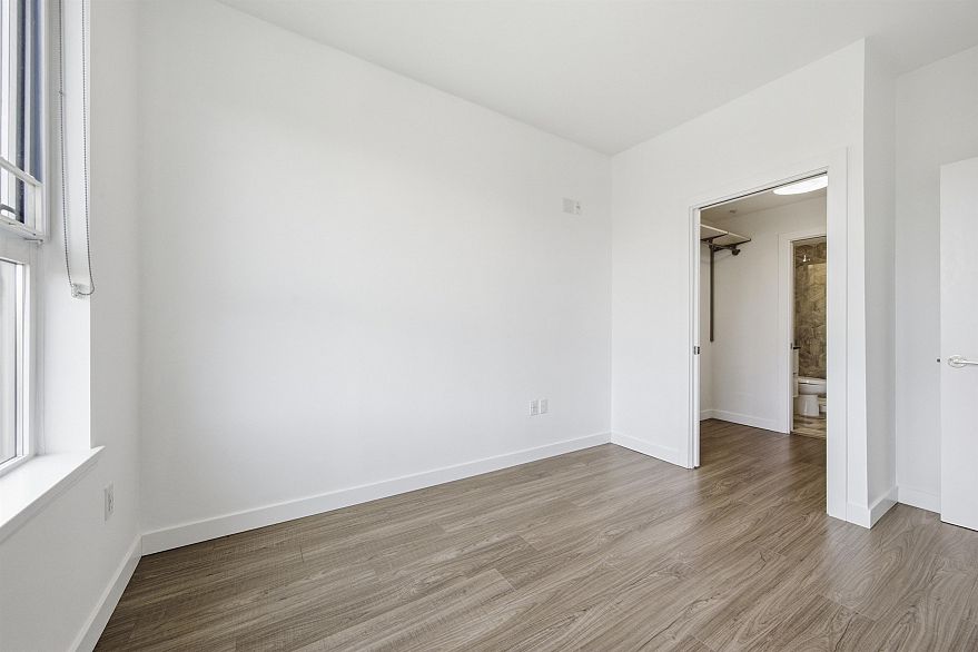 501 379 E Broadway