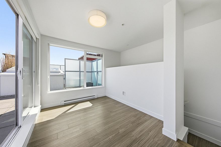 501 379 E Broadway