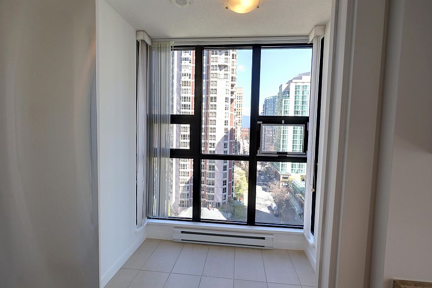 1502 909 Mainland Street