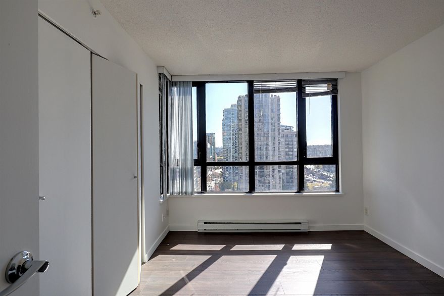 1502 909 Mainland Street