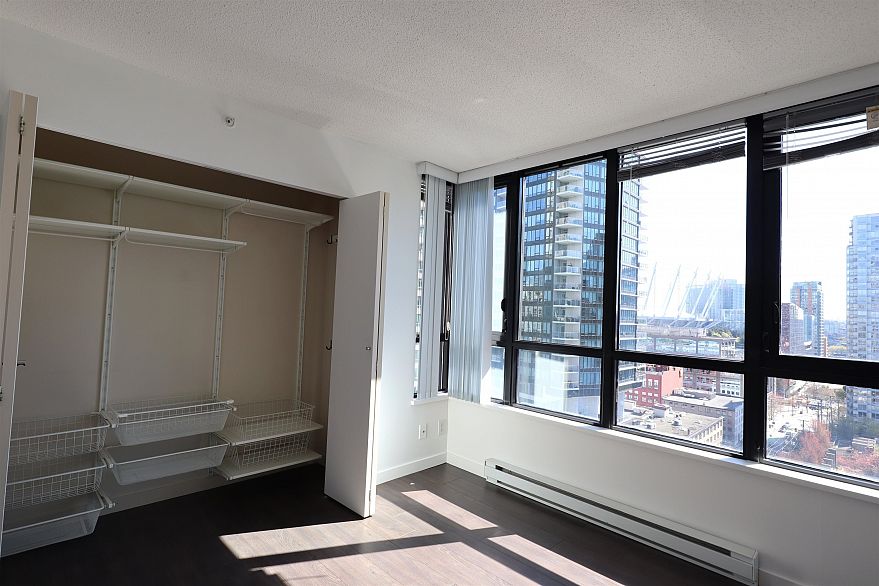 1502 909 Mainland Street