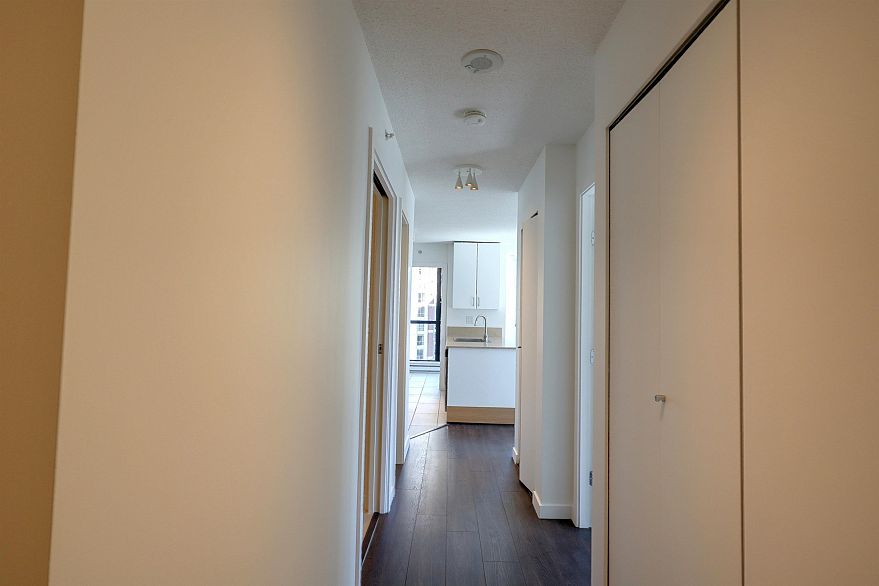 1502 909 Mainland Street