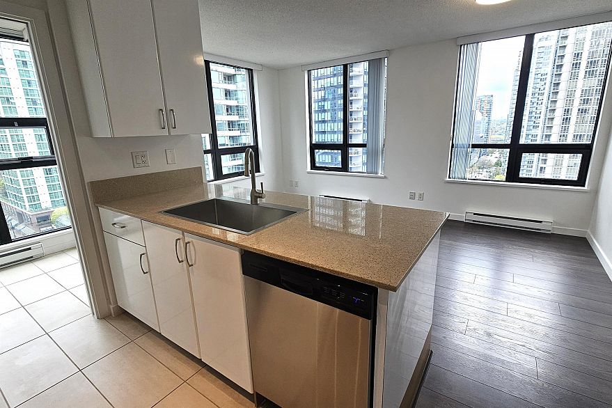 1502 909 Mainland Street