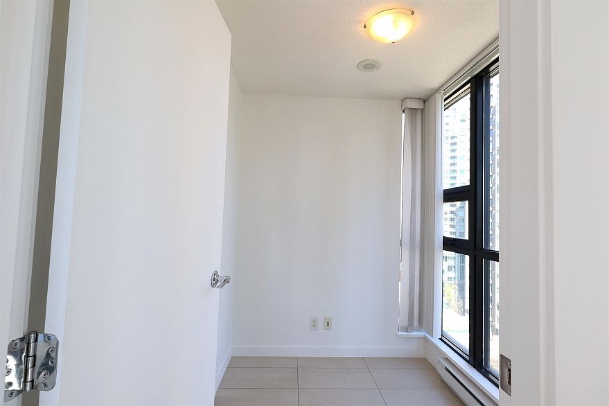 1502 909 Mainland Street