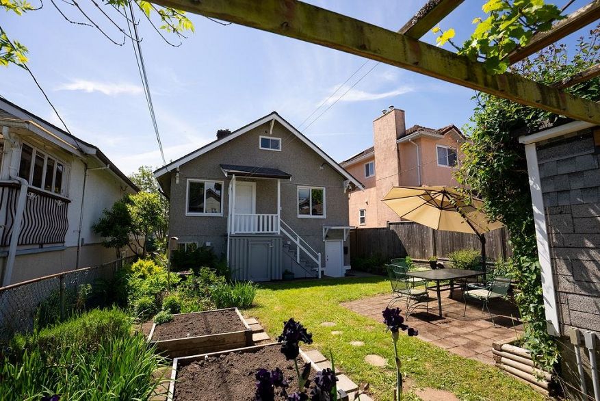 2867 E Georgia Street