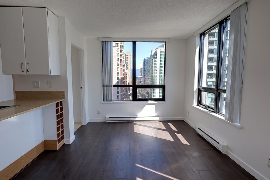 1502 909 Mainland Street