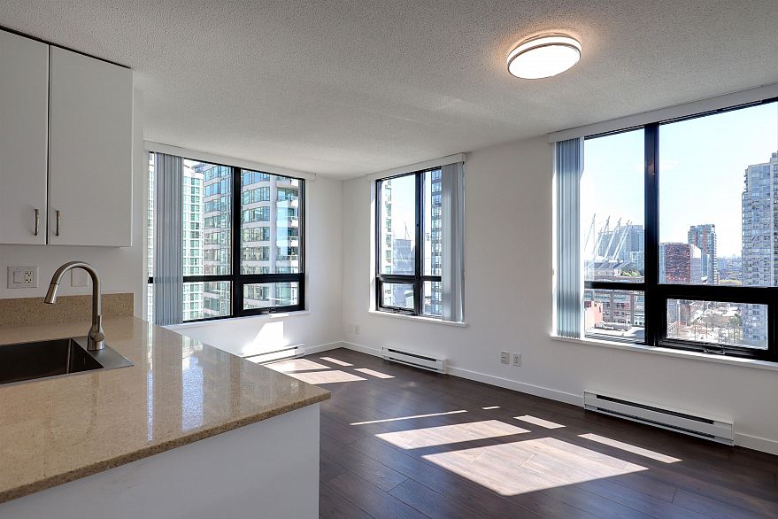 1502 909 Mainland Street
