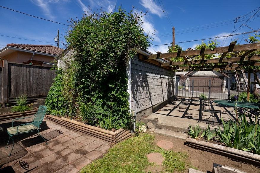2867 E Georgia Street