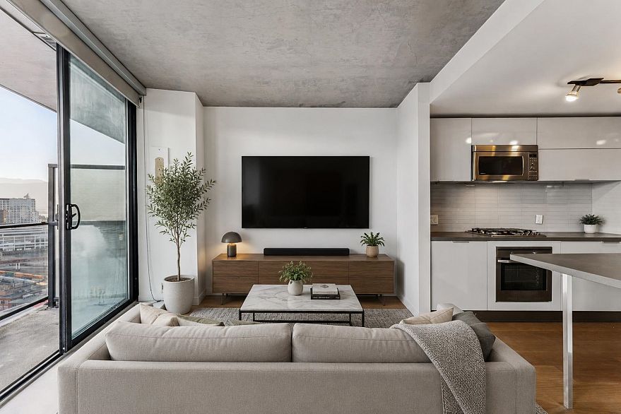 2408 108 W Cordova Street
