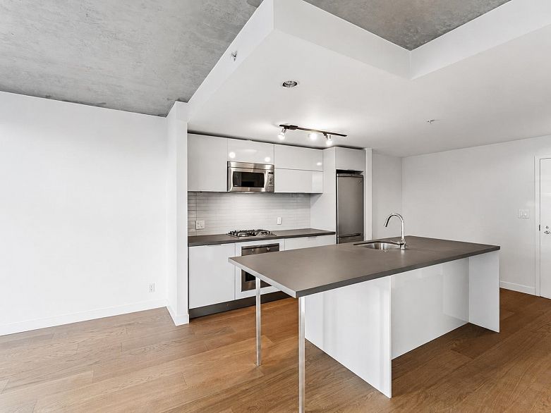 2408 108 W Cordova Street