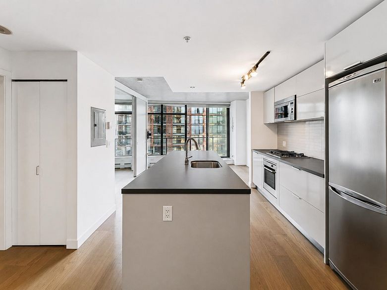 2408 108 W Cordova Street
