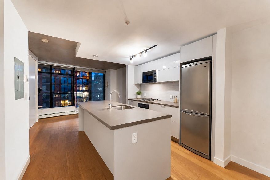 2408 108 W Cordova Street