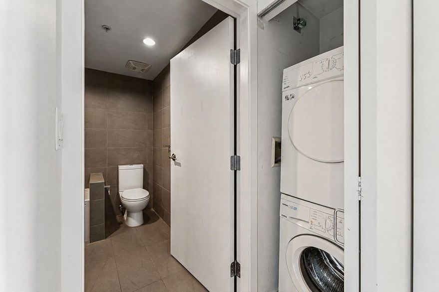 2408 108 W Cordova Street