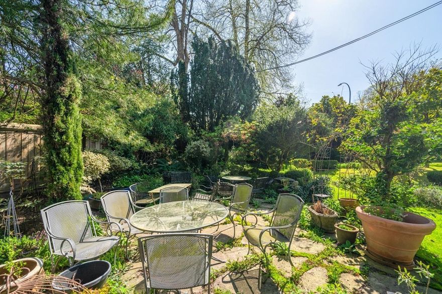 1650 Cedar Crescent