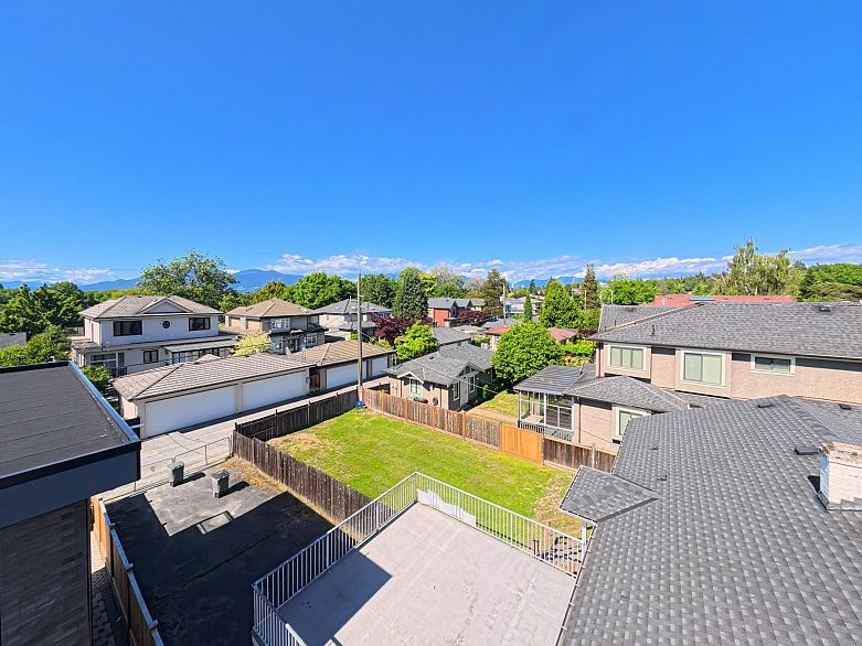 3 2557 W King Edward Avenue