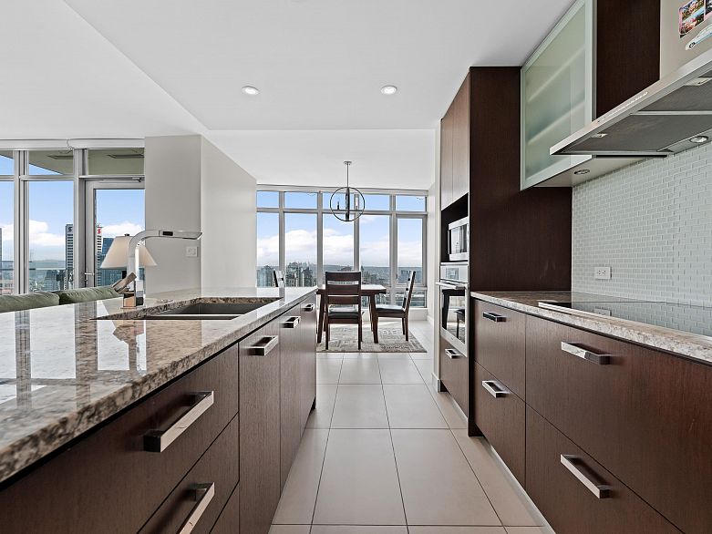 2907 1028 Barclay Street