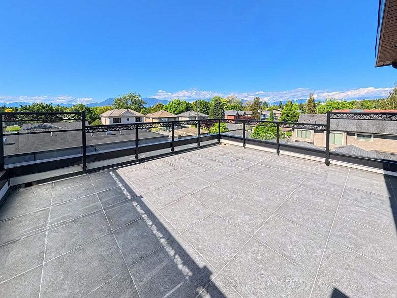 3 2557 W King Edward Avenue