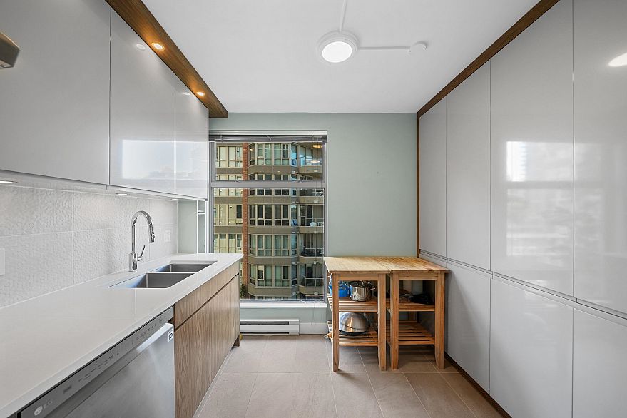 509 990 Beach Avenue