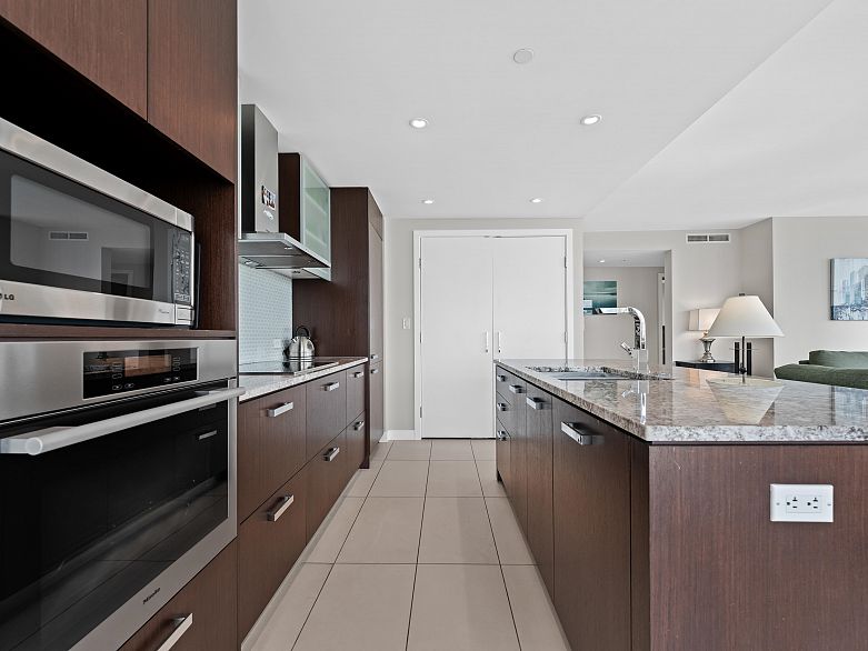 2907 1028 Barclay Street