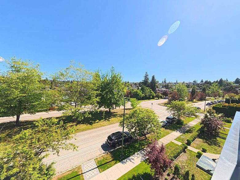 3 2557 W King Edward Avenue