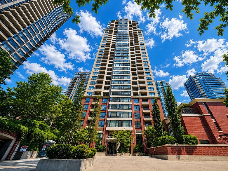 1405 909 Mainland Street