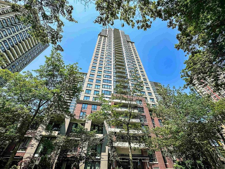 1405 909 Mainland Street