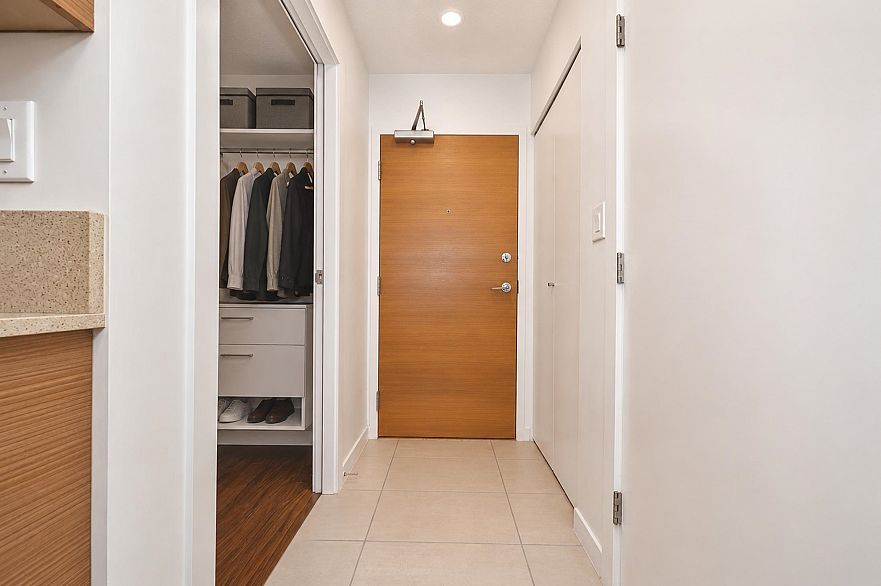 1405 909 Mainland Street