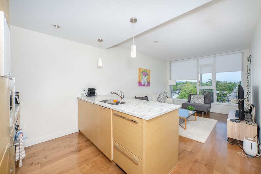 309 4083 Cambie Street
