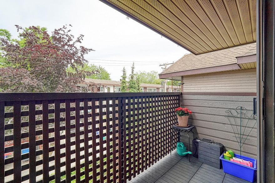 2215 Dundas Street