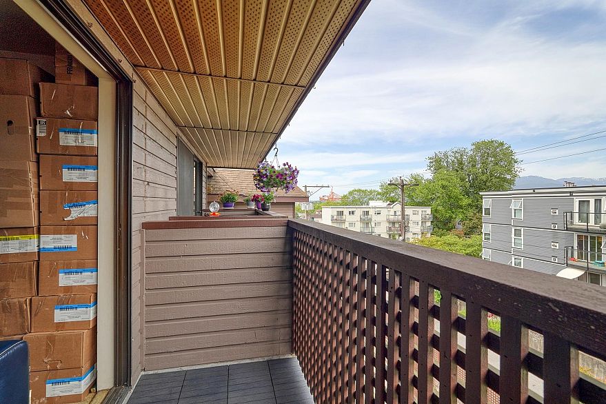2215 Dundas Street