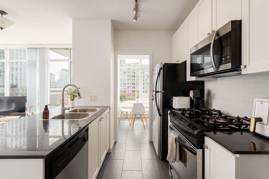 801 480 Robson Street