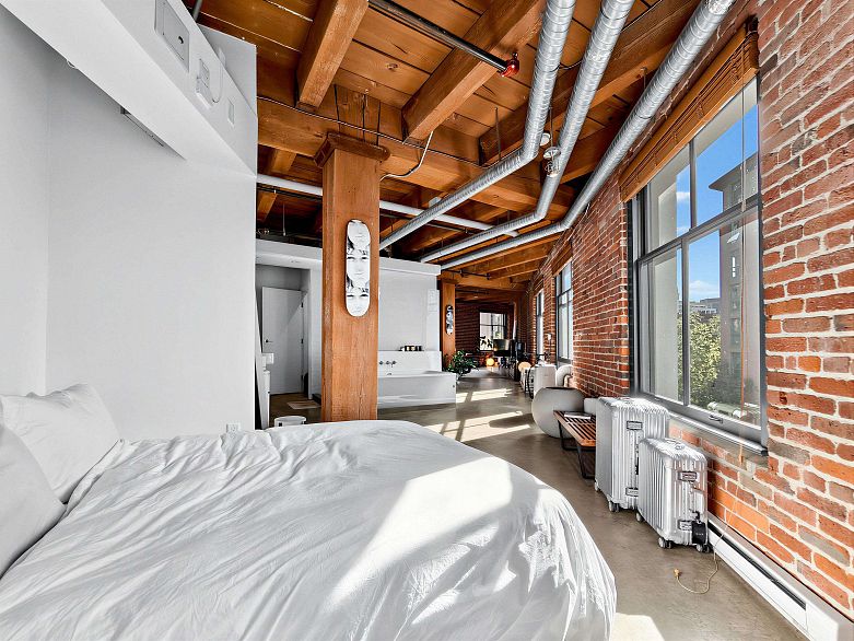 321 55 E Cordova Street