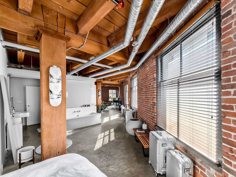 321 55 E Cordova Street