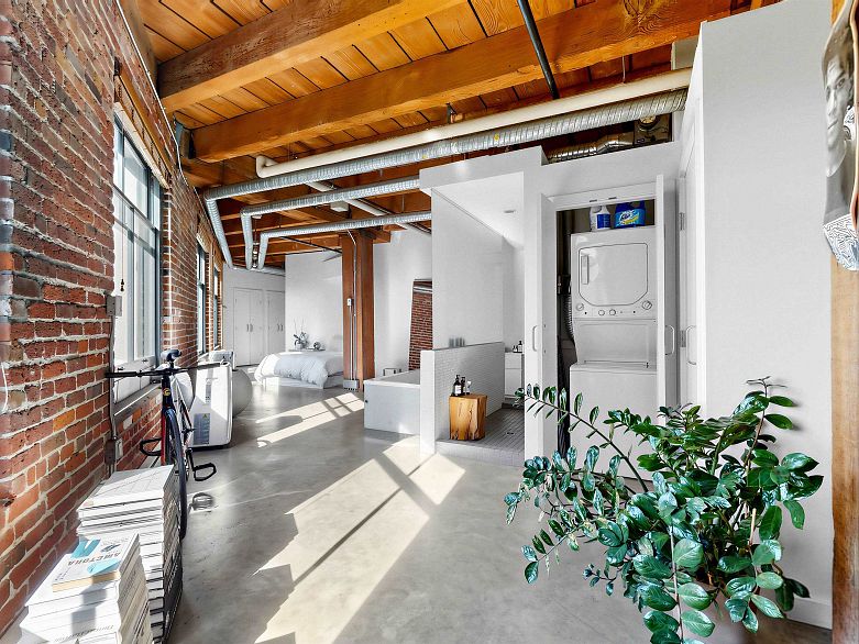 321 55 E Cordova Street