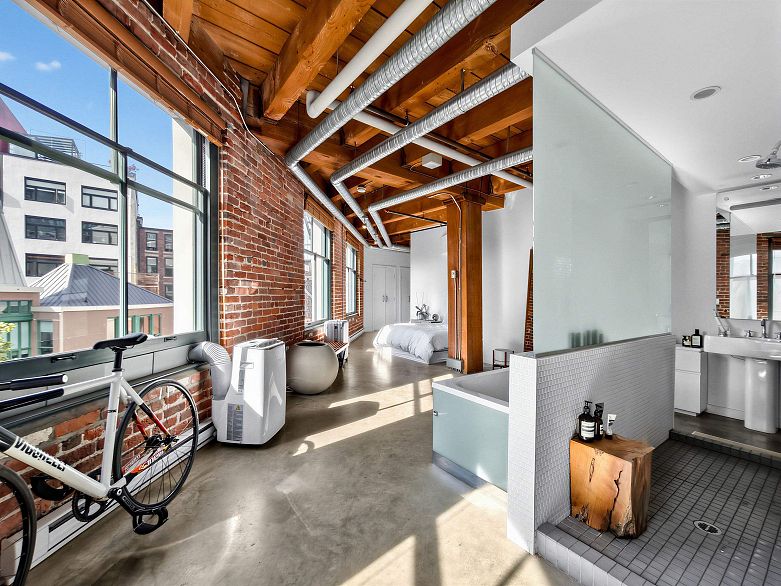 321 55 E Cordova Street