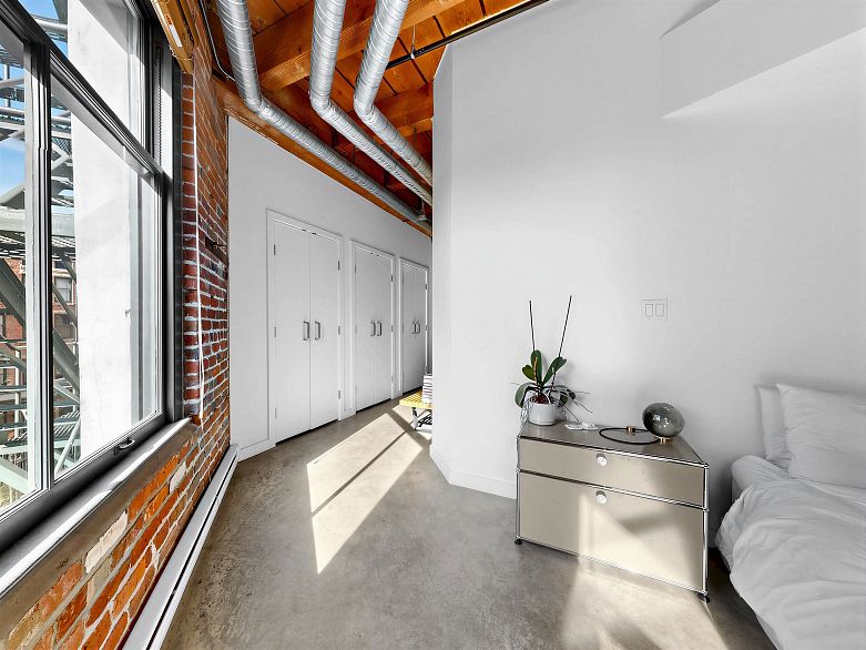 321 55 E Cordova Street