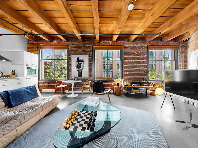 321 55 E Cordova Street