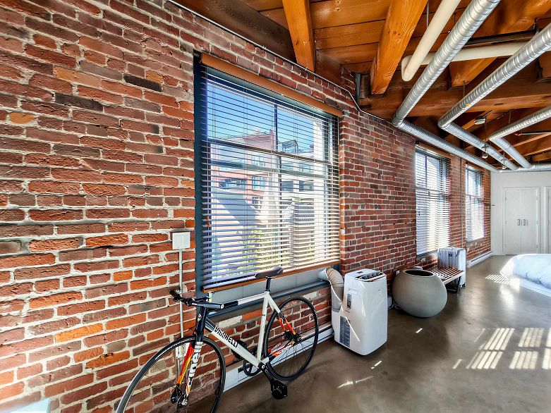 321 55 E Cordova Street