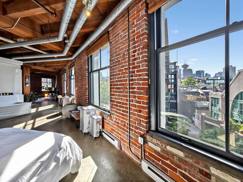 321 55 E Cordova Street