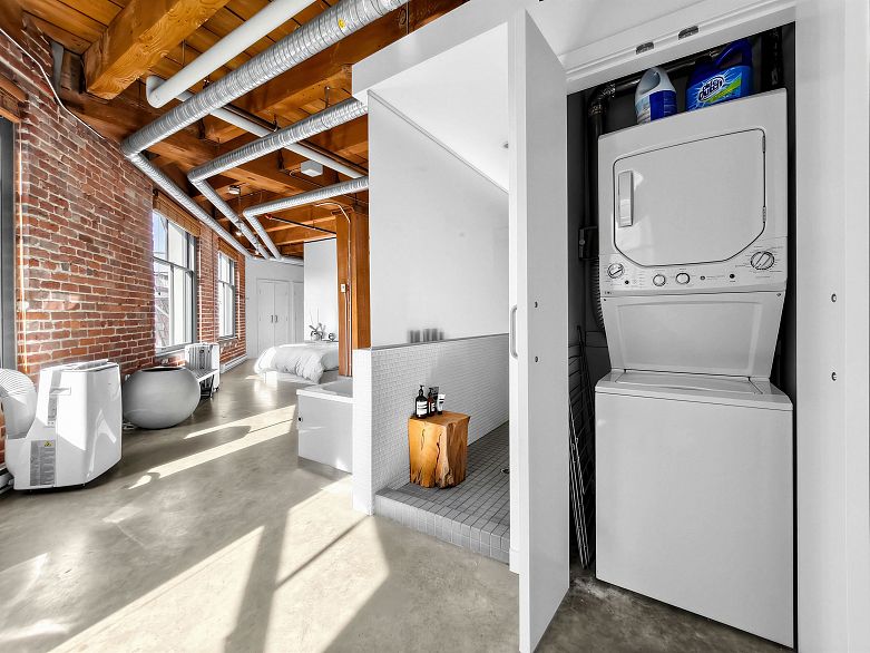 321 55 E Cordova Street